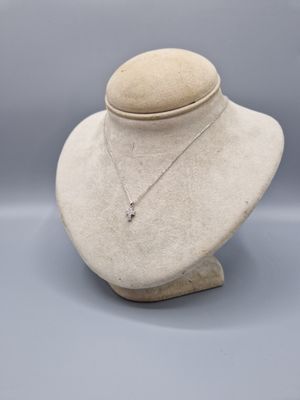 gros plan d'un mannequin portant un collier