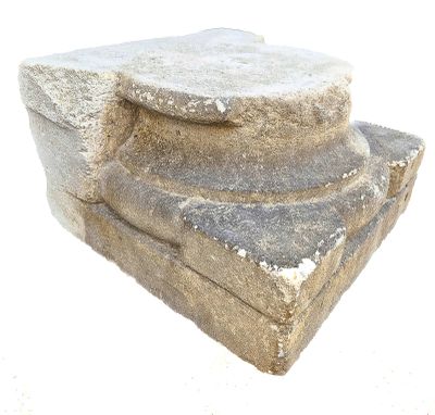 Base de colonne et chapiteau en pierre tendre sculptée