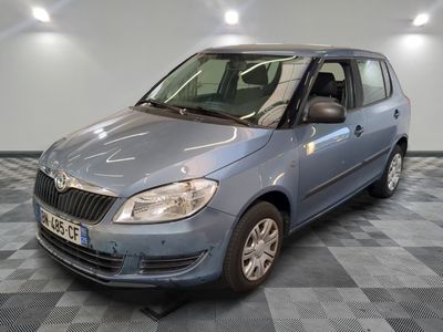 la petite voiture bleue est garée sur un carrelage à carreaux