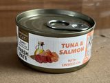 une boîte de thon et de saumon au citron sur la table