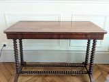 une vieille table en bois posée sur un parquet en bois massif