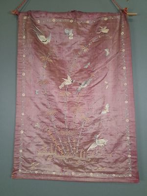 une tapisserie chinoise ancienne en soie brodée, représentant des oiseaux et des fleurs