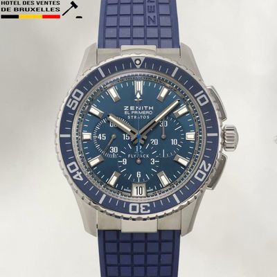 une montre avec un cadran bleu et un bracelet en caoutchouc bleu