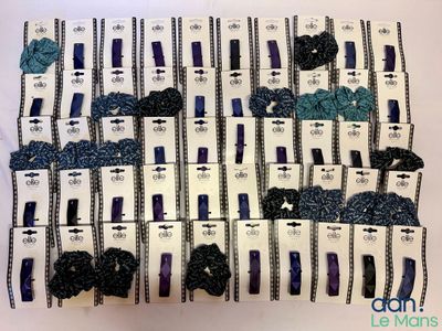 a lot of hair clips that are on top of each other
