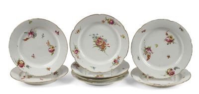 trois assiettes à motifs floraux sont empilées les unes sur les autres