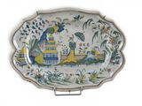 une assiette avec l'image d'une femme et d'un oiseau