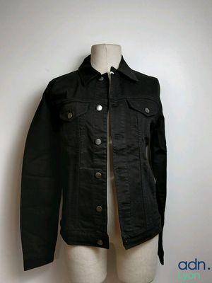 veste en jean noir sur un mannequin, un mannequin, un mannequin, un mannequin, un mannequin, un mannequin, un mannequin, un mannequin, un mannequin