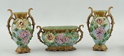 Garniture de cheminée en barbotine à décor floral comprenant… - Photo 1