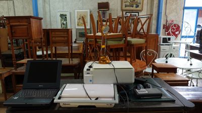 deux ordinateurs portables et une imprimante posés sur une table dans une pièce