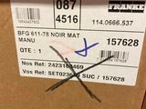 une boîte en carton sur laquelle est représentée une paire de ciseaux