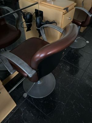 une chaise qui se trouve devant un bureau