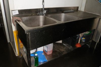 un évier en acier inoxydable et un plan de travail en métal dans une cuisine