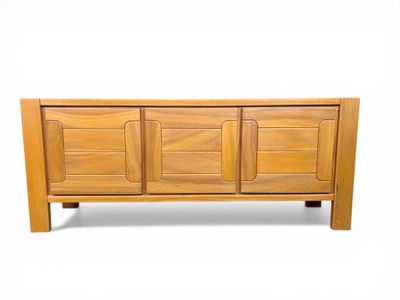 Le buffet est en bois et comporte quatre tiroirs.