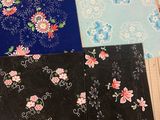 Plusieurs morceaux de tissu sont disposés sur une table, à côté de ciseaux