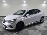 une voiture blanche est garée sur le sol à carreaux d'un garage