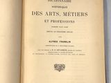 un livre ouvert posé sur une table, avec une étiquette dessus