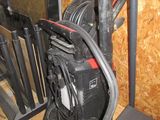 un aspirateur rouge et noir et un seau rouge et blanc