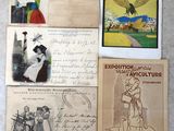 Plusieurs vieilles cartes postales sont exposées sur une surface blanche