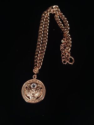 KENZO. COLLIER à maillons avec son pendentif figurant un tig…