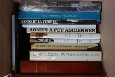une boîte remplie de livres empilés les uns sur les autres