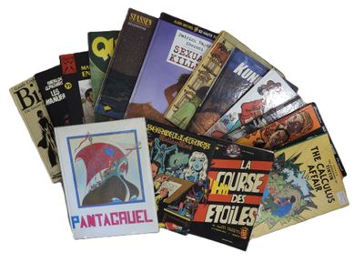 beaucoup de livres posés les uns à côté des autres sur une table
