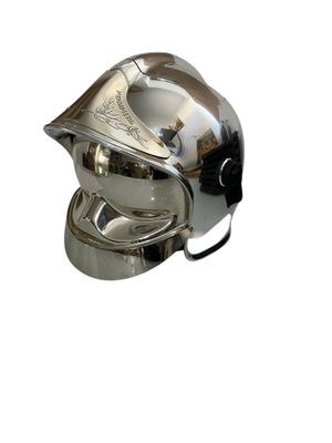 un casque argenté sur fond blanc, orné d'un cordon noir