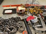 un grand nombre d'outils posés sur une table
