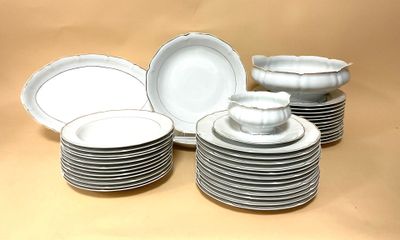 beaucoup d'assiettes empilées les unes sur les autres
