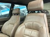l'intérieur d'une voiture équipée de deux sièges en cuir et d'un toit ouvrant