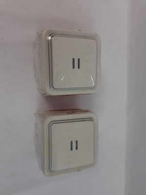 deux prises électriques situées l'une à côté de l'autre sur le mur