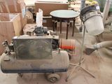un petit compresseur d'air posé au milieu d'une pièce