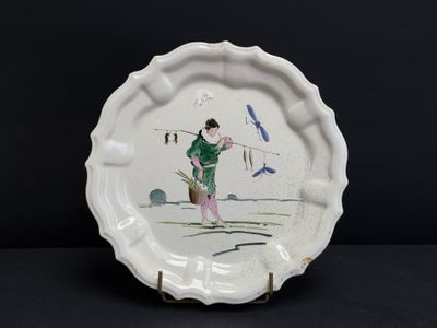 une assiette blanche sur laquelle est représenté un homme