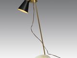 une lampe de table noire et dorée avec un pied en marbre blanc