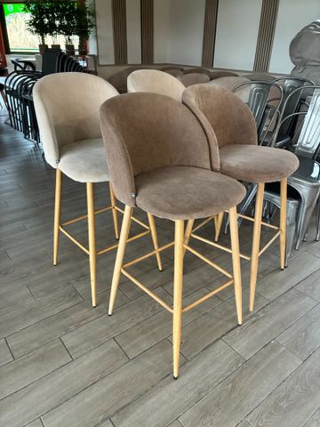 Quatre tabourets de bar garnis de velours marron