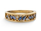 gros plan d'une bague en or avec saphirs bleus et diamants