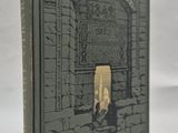 un vieux livre sur lequel figure l'image d'un homme debout devant une fenêtre