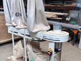une machine posée sur une table dans un garage