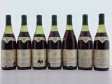 six bouteilles de vin sont alignées sur une table
