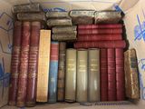 une boîte remplie de vieux livres posée sur une table