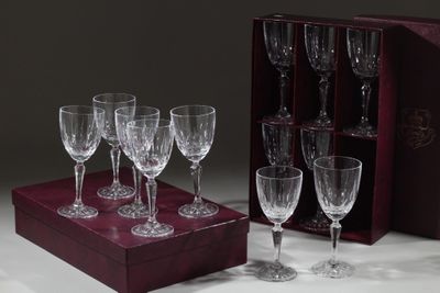 six verres à vin dans une boîte en bois posée sur une table