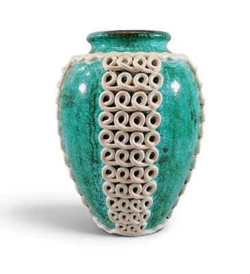 un vase vert orné d'un motif décoratif