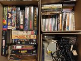un grand nombre de dvd dans une boîte posée sur le sol
