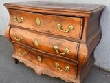 une commode en bois ornée de poignées dorées