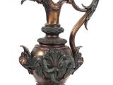 un vase en bronze surmonté d'un oiseau