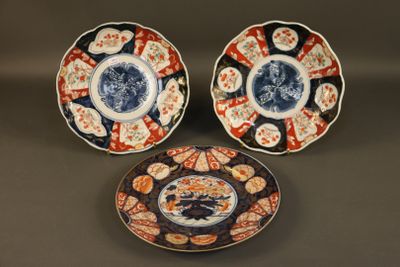 Lot de trois assiettes en porcelaine à décor dans le style I…