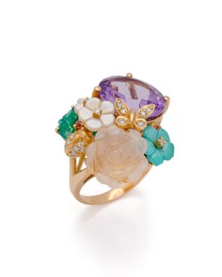 un gros plan d'une bague ornée de pierres de différentes couleurs