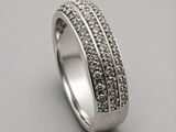 une bague en or blanc sertie de diamants sur fond gris