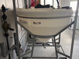 un bateau posé sur un support dans un garage