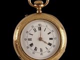 une montre de poche en or avec des chiffres romains sur le cadran
