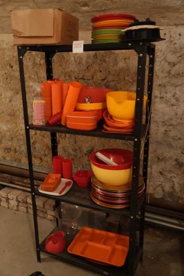 LOT d'objets en pvc : - tabourets en pvc coloré bleu, orange… - Photo 1